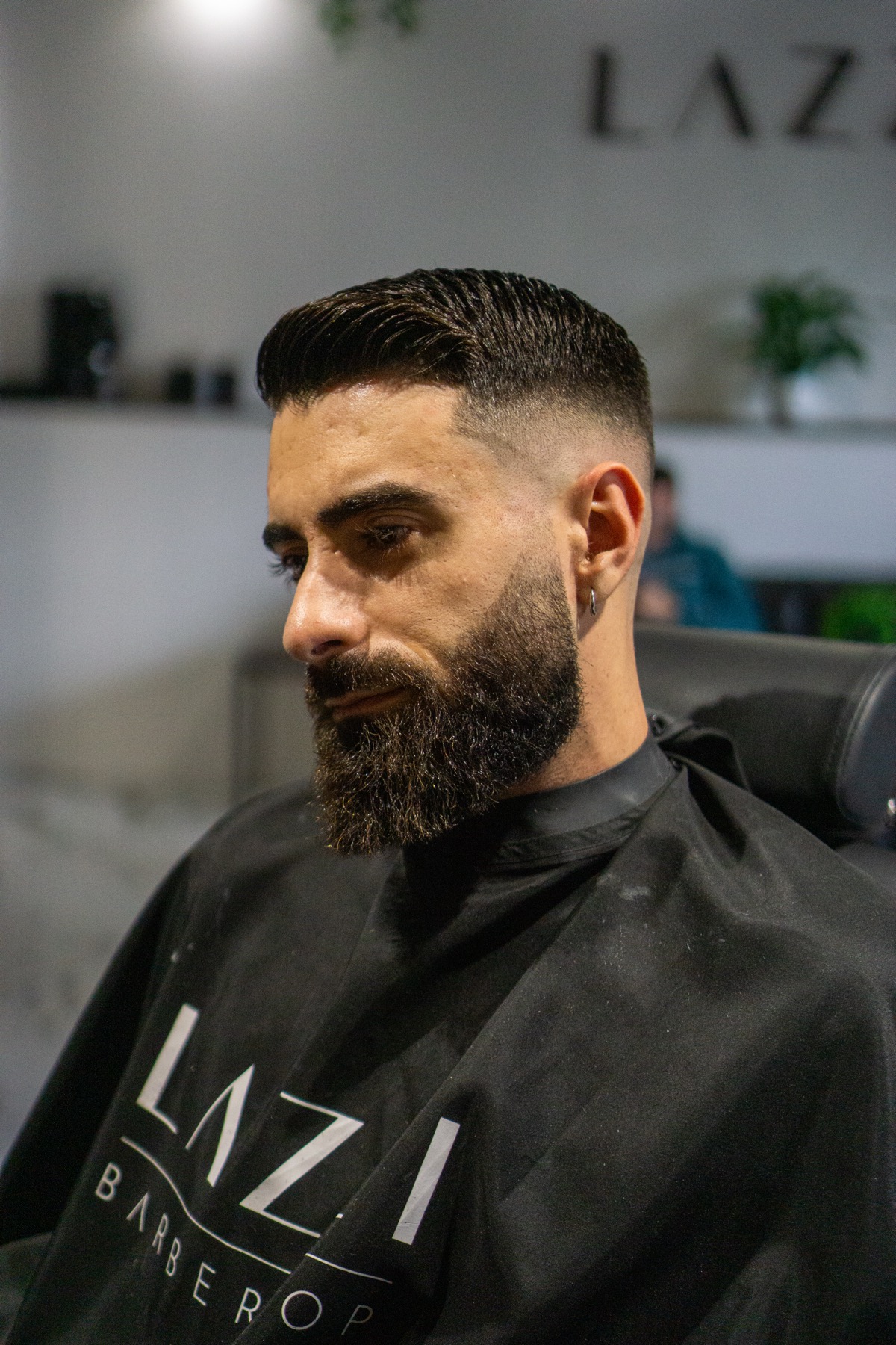 Modellatura barba con rasoio nel salone LAZZI Barbershop Civitavecchia
